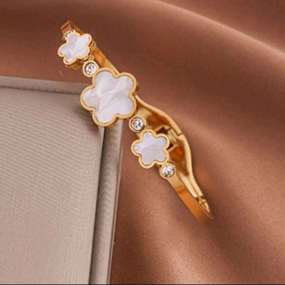 1pc Titanium Steel Five Petal Flower Shell Inlayed Bracelet With Cubic Zirconia